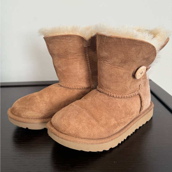 UGG Kids' Bailey Button II Boot - Picture 2 of 7